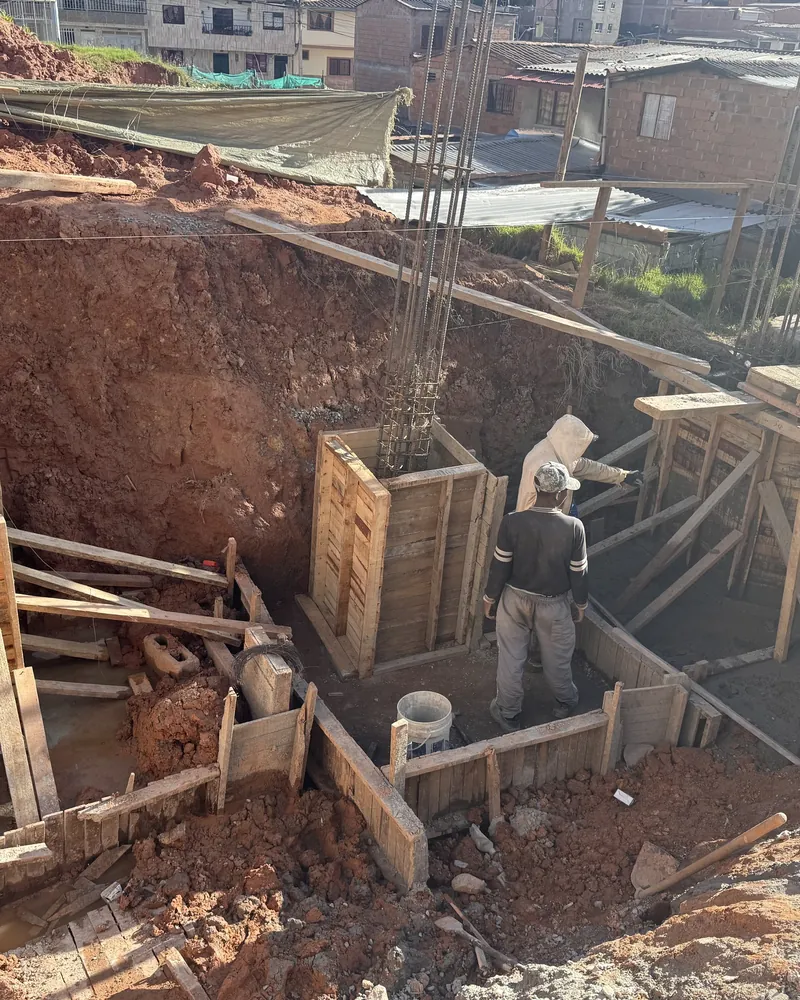 Abril de 2025: Excavación y bases de las columnas