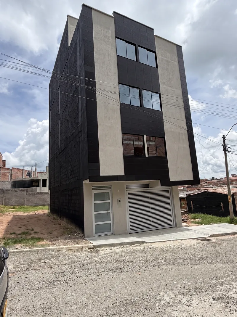 Render del frente del Edificio Roma terminado, con la puerta peatonal y la del garaje en aluminio