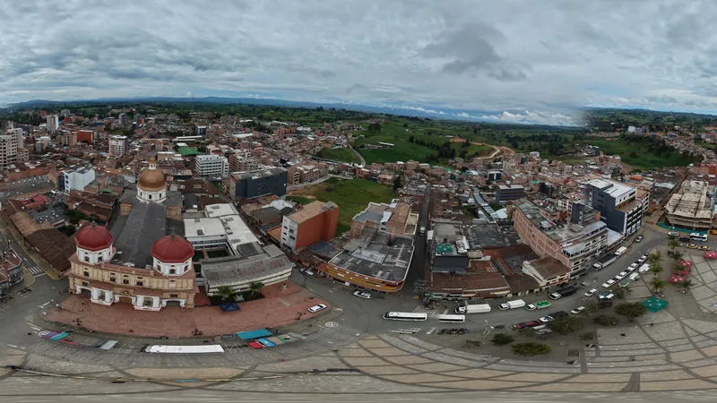 Vista desde el aire del parque principal y la catedral de Santa Rosa de Osos