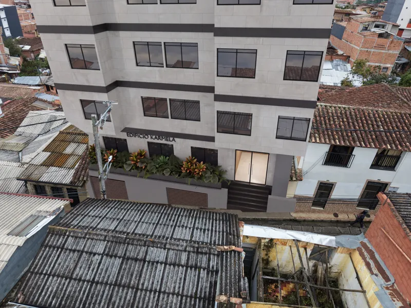 Vista aérea desde el dron del acceso y los primeros pisos del edificio
