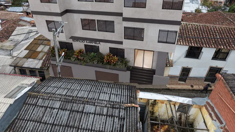 Entrada del Edificio Karmela con su letrero y las jardineras