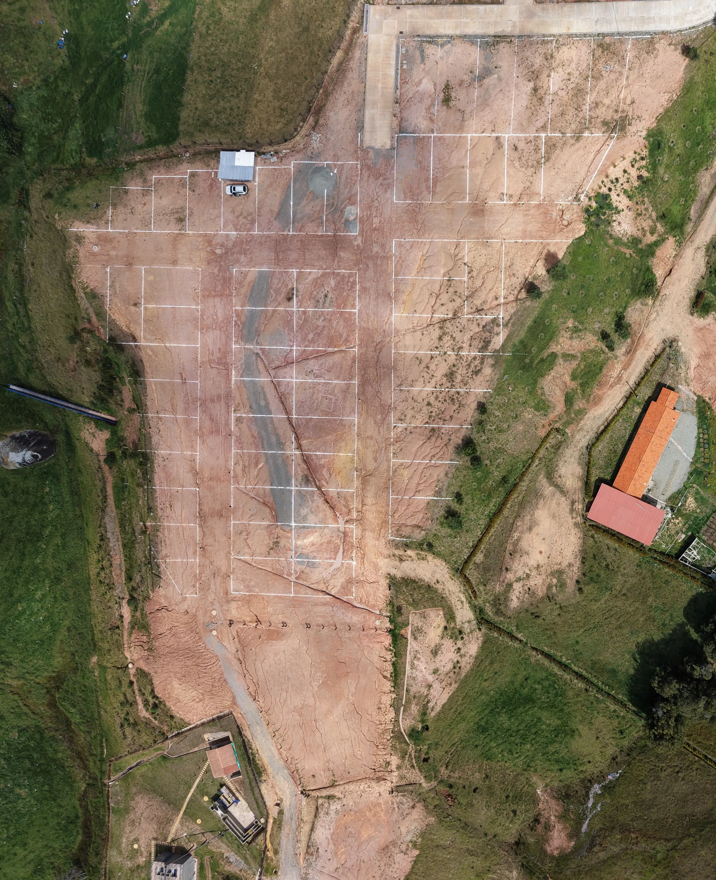 Foto de dron de San Julián Urbano, etapas 3 y 4, con los lotes marcados con cal en el terreno y su número encima