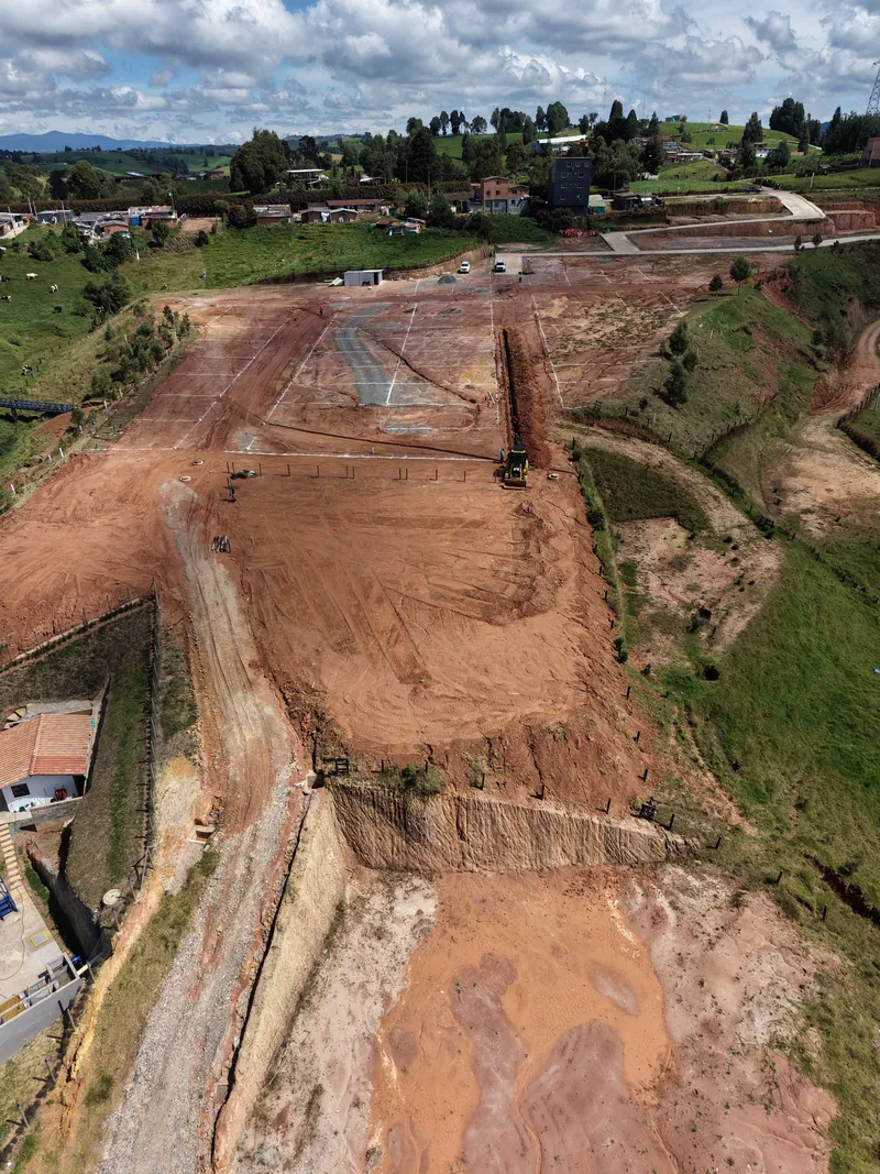 Movimiento de tierras en las etapas 3 y 4 del loteo, con maquinaria en obra